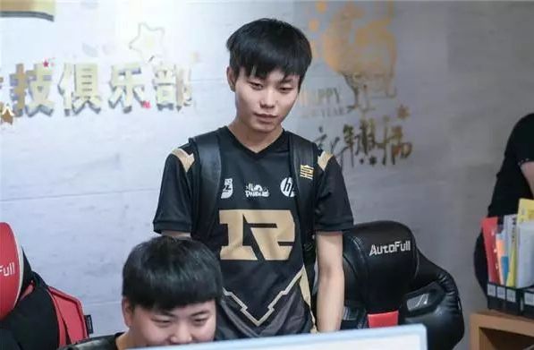 一个兜在后 一个兜在后
